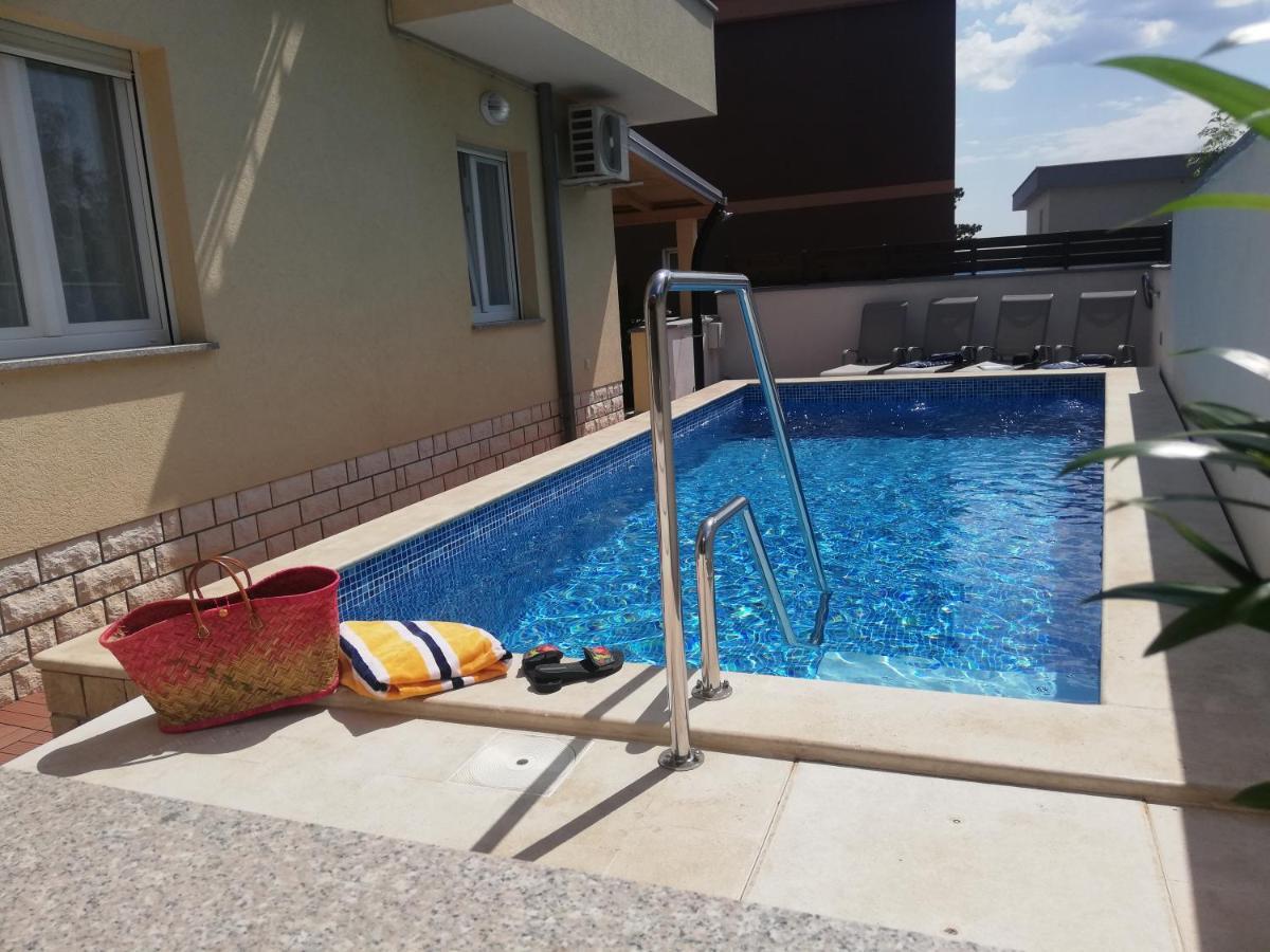 Apartment Carpe Diem ซริกเวนิซา ภายนอก รูปภาพ